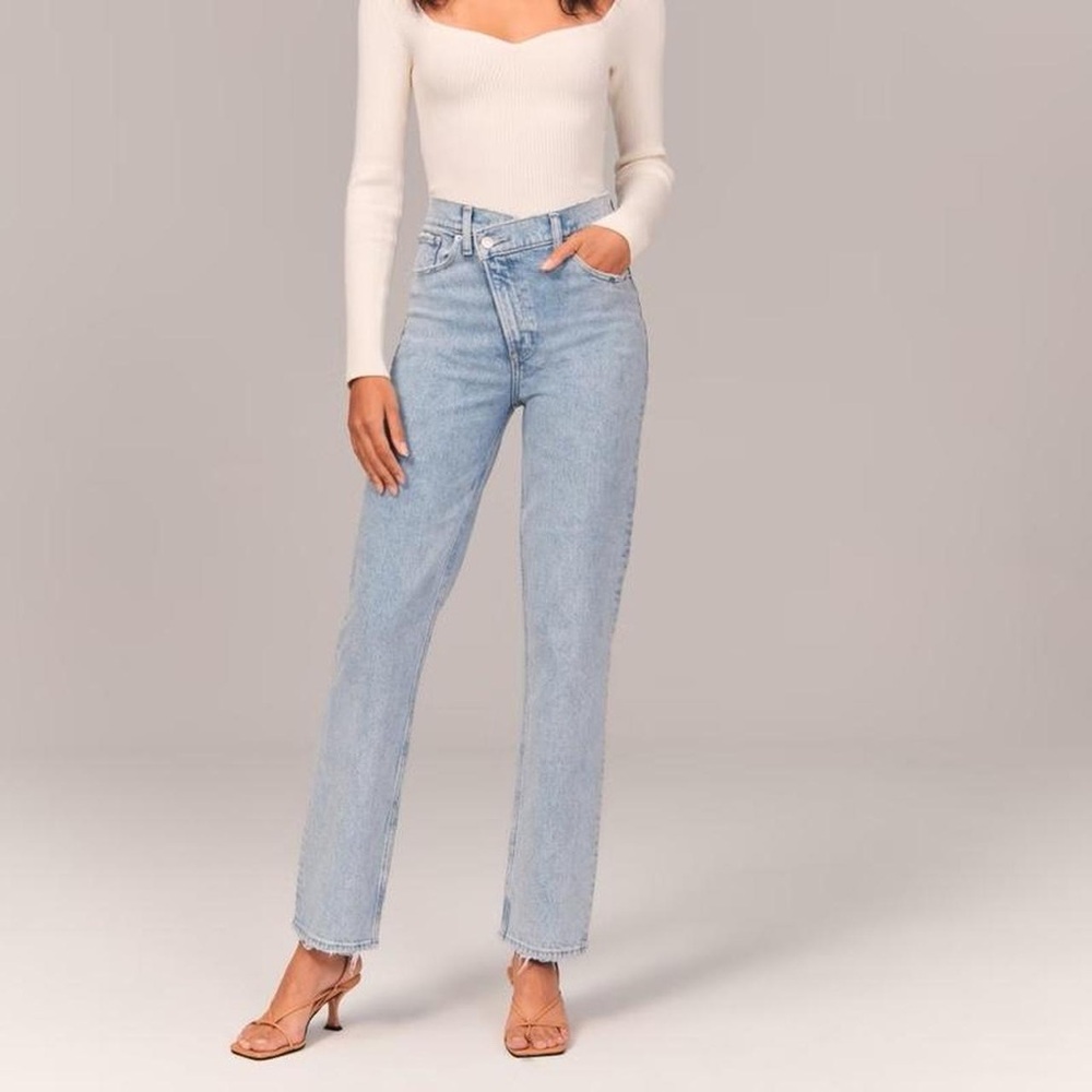 ABERCROMBIE 90’S STRAIGHT ULTRA HIGH RISE JEAN